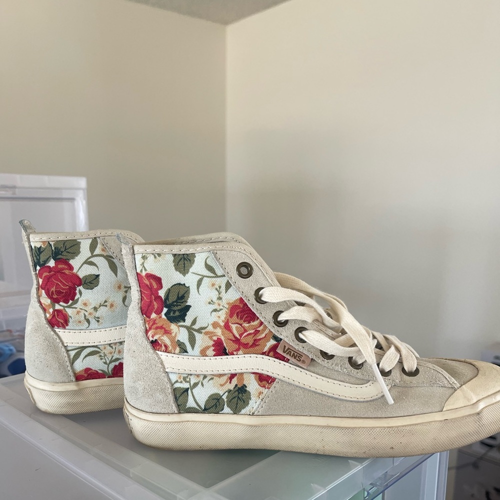 Vans x Leila Hurst Sk8 Flowers - size women’s 7.5